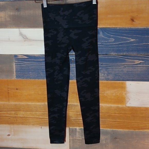 Spanx Shape Leggings XS NWT black camo print - Picture 5 of 7